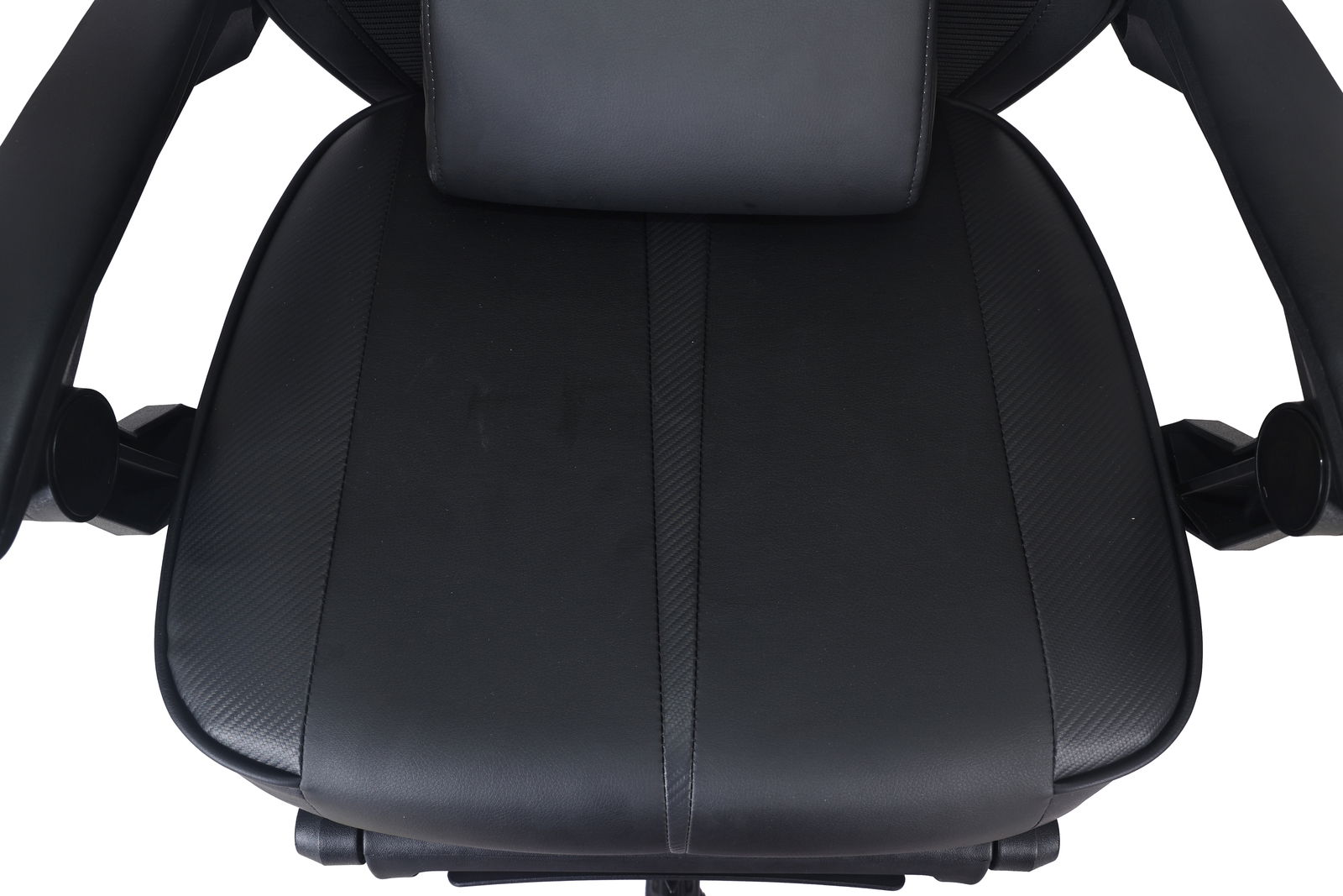 Vogelperspektive auf einen schwarzen Gaming-Stuhl mit gepolstertem Sitz und Armlehnen.