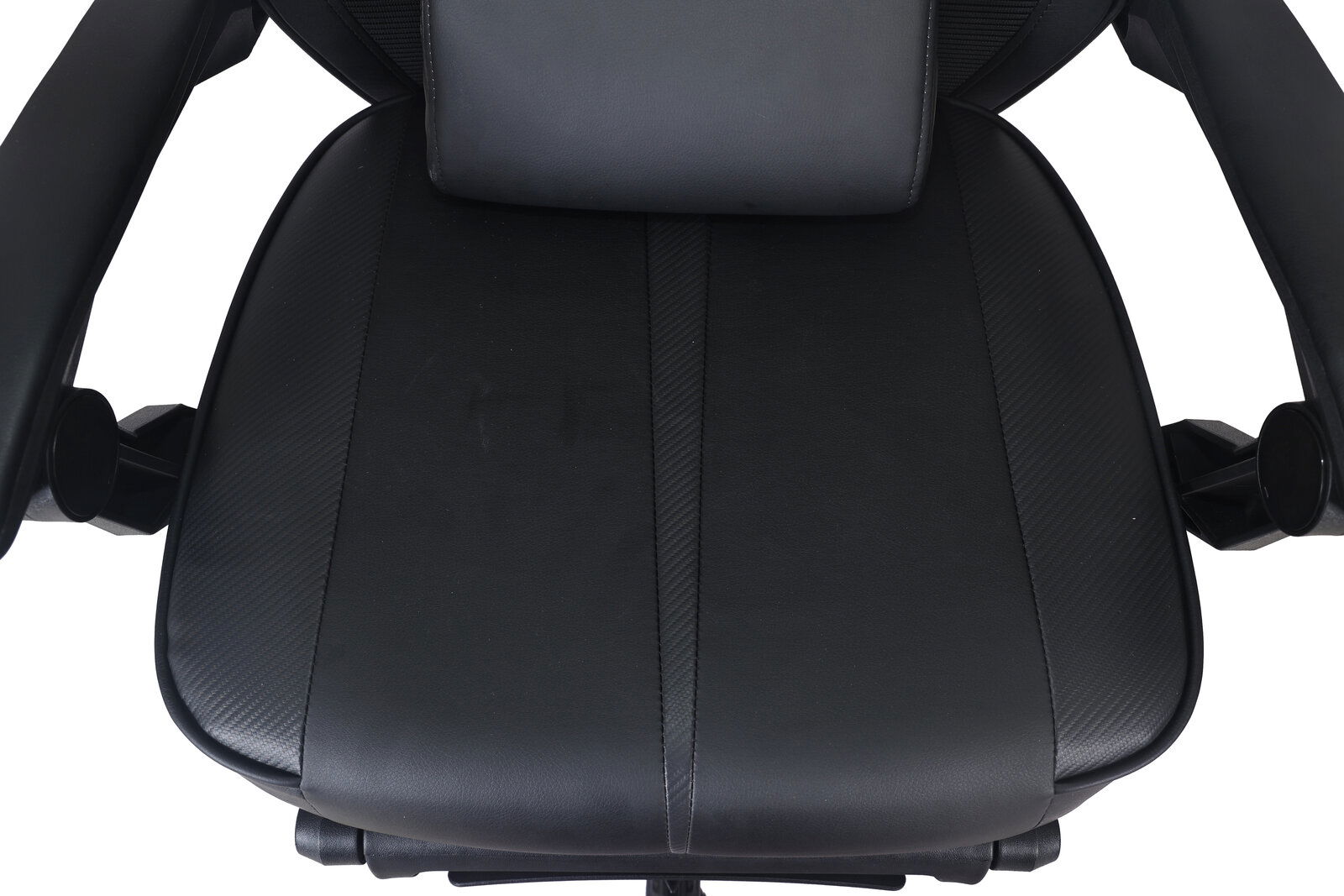 Vogelperspektive auf einen schwarzen Gaming-Stuhl mit gepolstertem Sitz und Armlehnen.