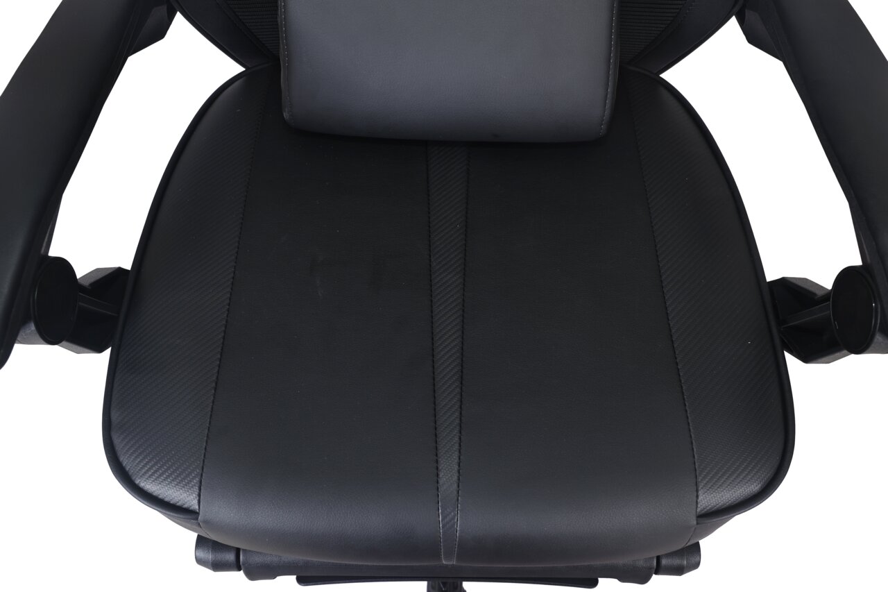 Vogelperspektive auf einen schwarzen Gaming-Stuhl mit gepolstertem Sitz und Armlehnen.