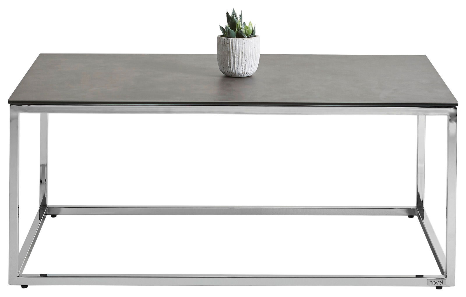 Moderner Couchtisch mit rechteckiger Glasplatte und verchromtem Metallgestell, frontal fotografiert. Auf der Tischplatte steht ein kleiner Pflanzentopf.