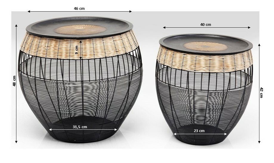 Zwei runde Beistelltische aus Metall und Rattan, einer größer als der andere, mit schwarzem Gitterdesign und flacher Oberfläche, aus frontaler Perspektive.