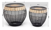 Zwei runde Beistelltische aus Metall und Rattan, einer größer als der andere, mit schwarzem Gitterdesign und flacher Oberfläche, aus frontaler Perspektive.
