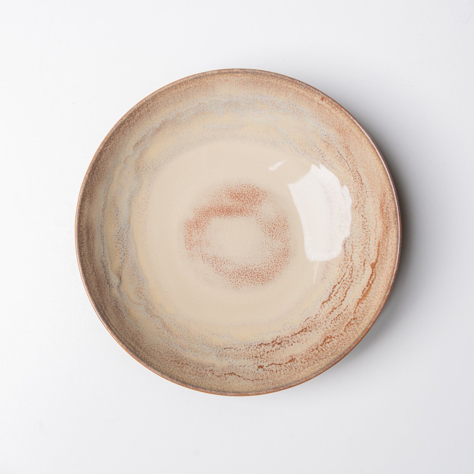 Runder Keramik-Essteller in Creme mit braun gesprenkelter Glasur und dezentem Ringmuster, Draufsicht von oben auf weißem Hintergrund