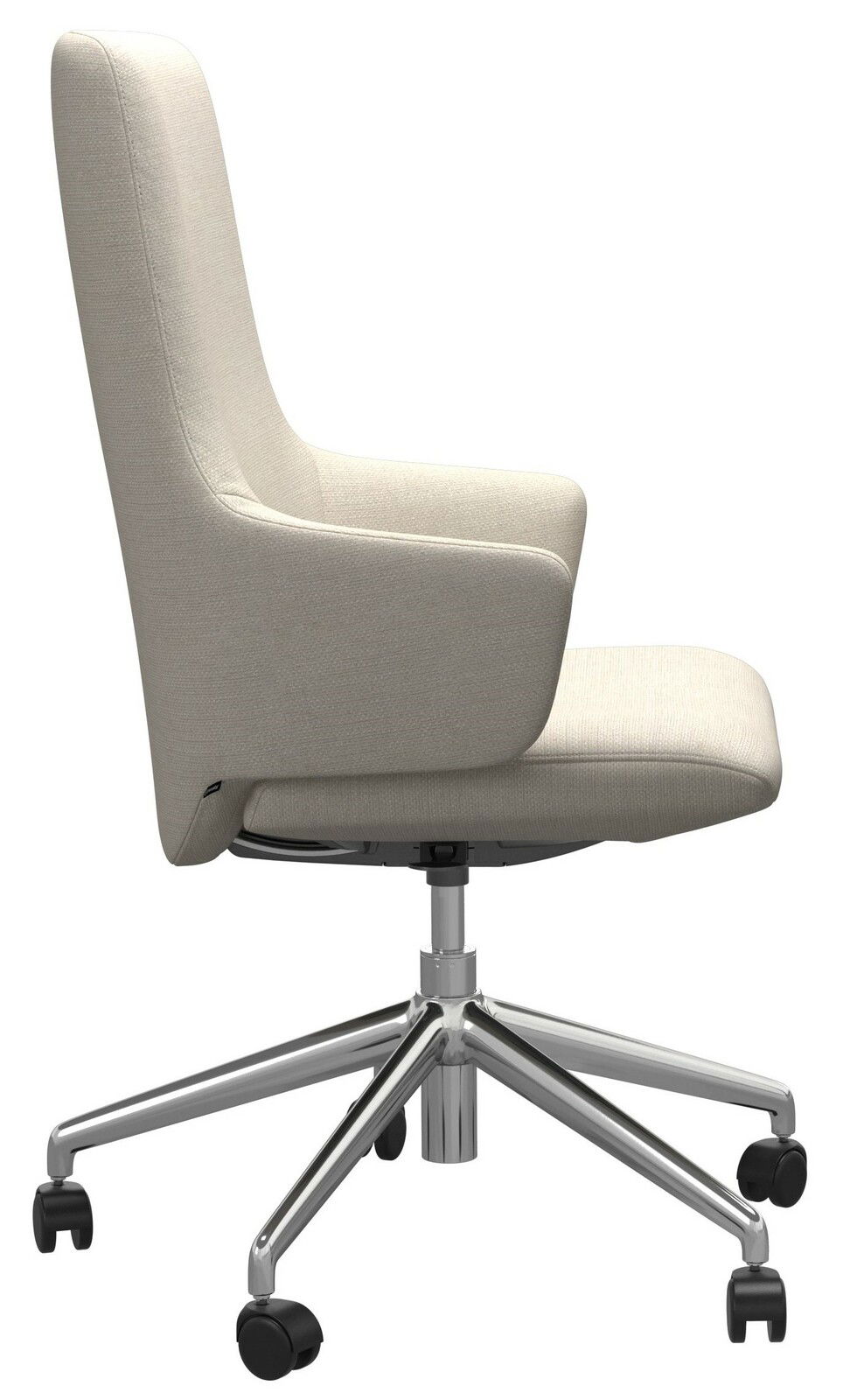 Seitenansicht eines modernen, beigen Bürostuhls mit hoher Rückenlehne und verchromtem Fußkreuz auf Rollen.