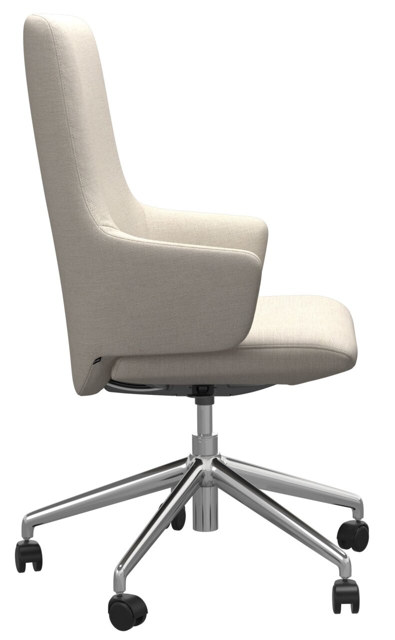 Zijaanzicht van een moderne, beige bureaustoel met hoge rugleuning en een verchroomd voetstuk op wieltjes.