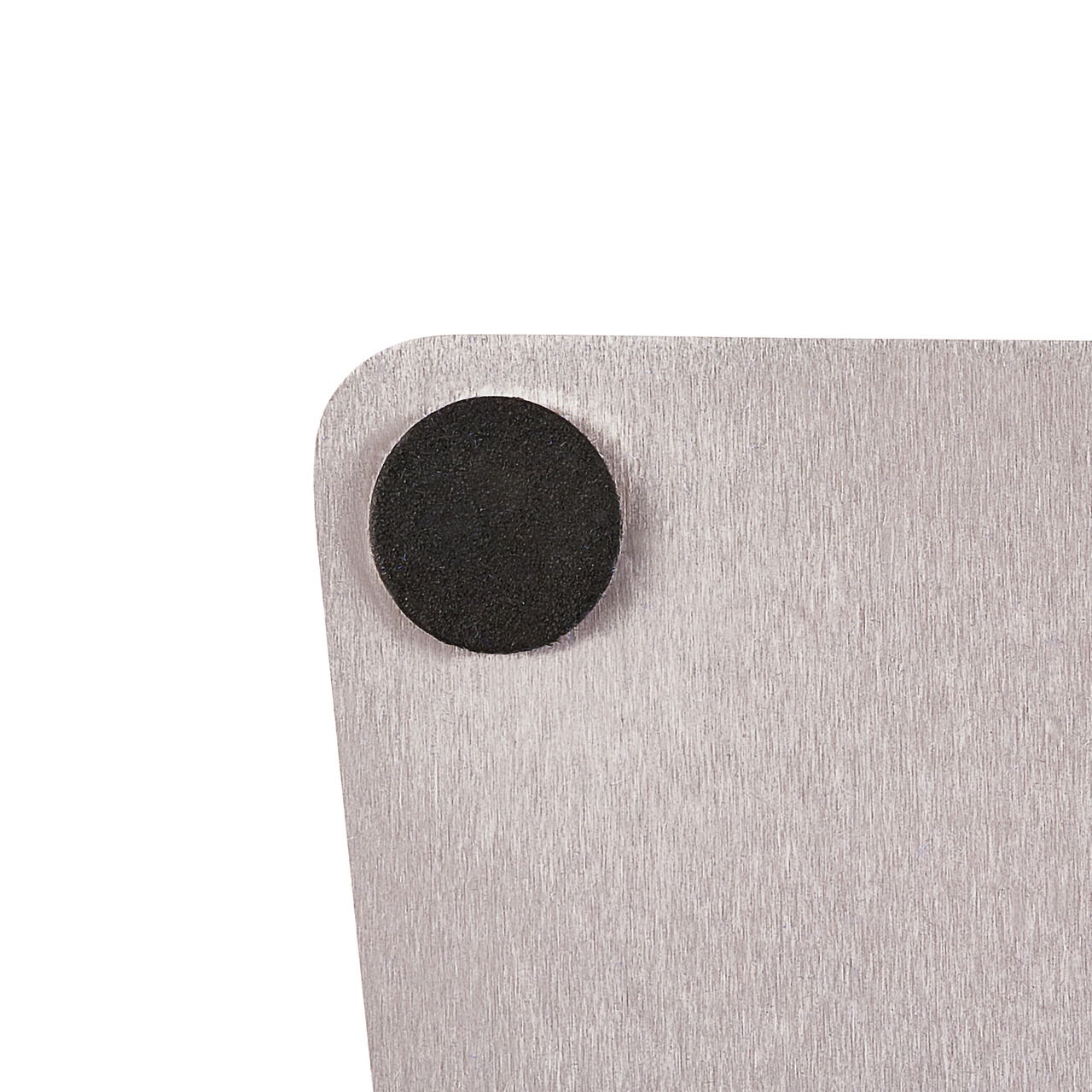 Nahaufnahme einer magnetischen Tafel mit abgerundeter Ecke und schwarzem Magneten.