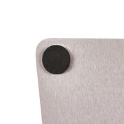 Nahaufnahme einer magnetischen Tafel mit abgerundeter Ecke und schwarzem Magneten.