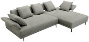 Graues Ecksofa mit mehreren Kissen, Perspektive von schräg oben