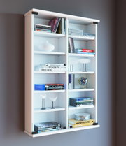 Weißes, modernes Bücherregal mit zwei Spalten und Glas-Seiten, dekoriert mit Büchern und Dekoobjekten; Perspektive: leicht von links vorne, schräg von oben.