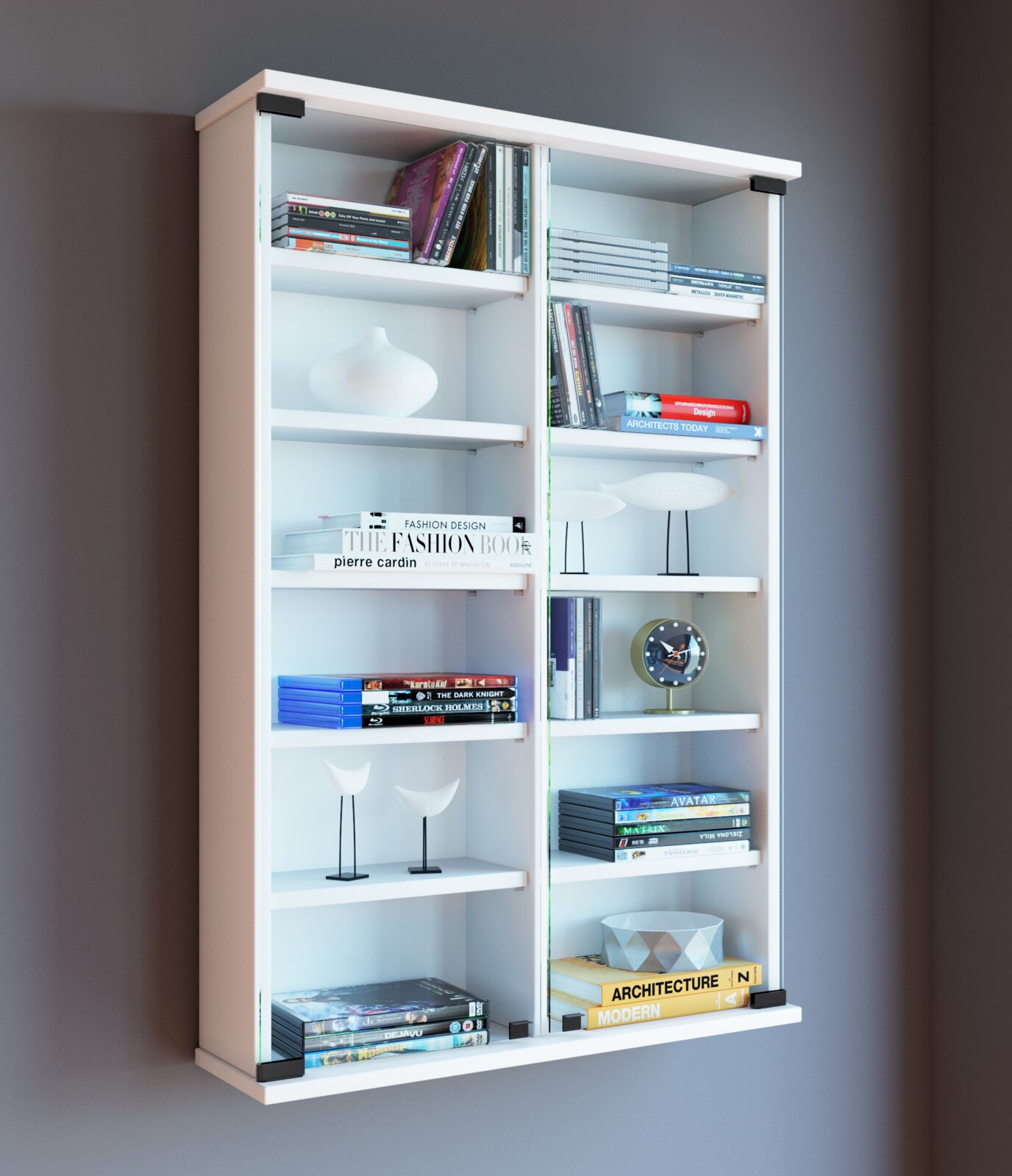 Weißes, modernes Bücherregal mit zwei Spalten und Glas-Seiten, dekoriert mit Büchern und Dekoobjekten; Perspektive: leicht von links vorne, schräg von oben.