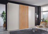 Moderner Schwebetürenschrank mit Holzlamellen-Design in einem stilvoll eingerichteten Raum, seitliche Perspektive.