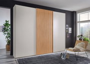 Moderne hangdeurkast met houten lamellen in een stijlvol ingerichte ruimte, gezien vanaf de zijkant.