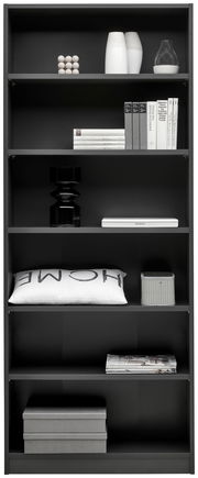 Schwarzes Regal mit mehreren Fächern, gefüllt mit Büchern, Dekorationsgegenständen und Kissen, frontal fotografiert.