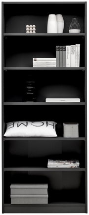 Schwarzes Regal mit mehreren Fächern, gefüllt mit Büchern, Dekorationsgegenständen und Kissen, frontal fotografiert.