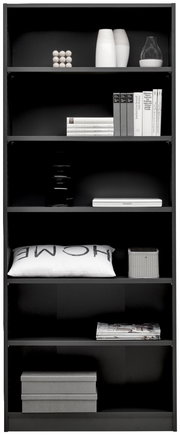Schwarzes Regal mit mehreren Fächern, gefüllt mit Büchern, Dekorationsgegenständen und Kissen, frontal fotografiert.