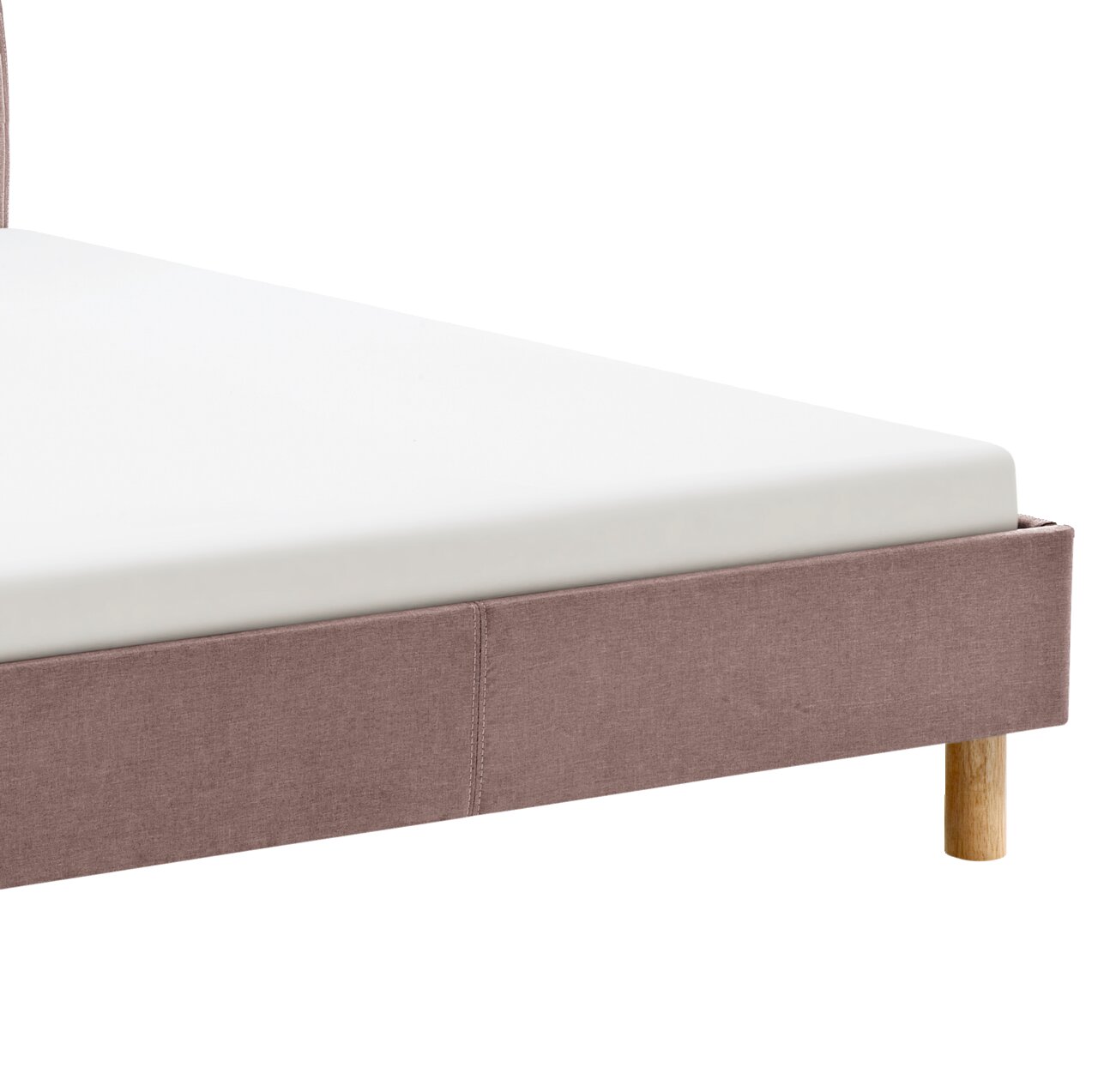 Close-up van een gestoffeerd bed met een lichtbruine stoffen bekleding en houten poten, gezien vanaf de zijkant.