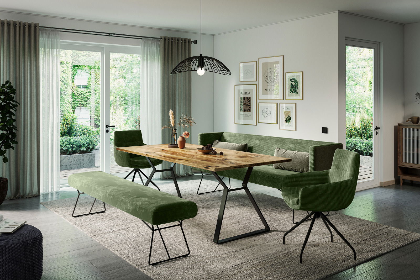 Moderner Esstisch aus Holz mit Metallbeinen, umgeben von grünen Polsterstühlen und einer Bank, in einem hellen Wohnzimmer mit Blick auf den Garten.
