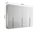 Großer sechstüriger Kleiderschrank in Weiß mit glänzenden Fronten und schwarzen Griffleisten, Maße 302 × 225 × 58 cm, aus schräger Vorderansicht von links
