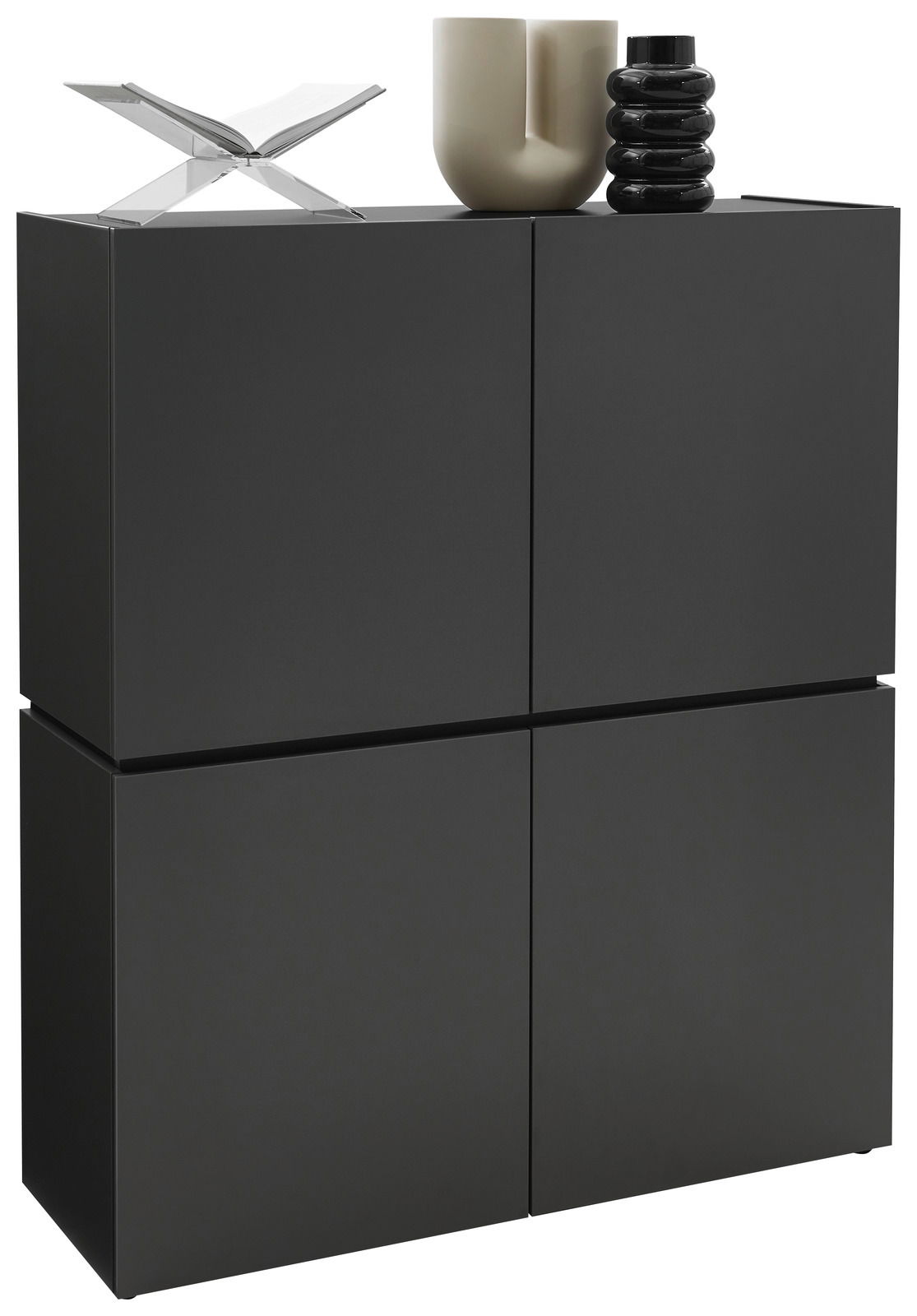 Voleo Highboard UNIQUE Schwarzes Highboard mit vier Türen, dekoriert mit modernen Accessoires auf der Oberseite, seitliche Perspektive