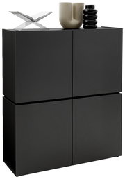 Schwarzes Highboard mit vier Türen, dekoriert mit modernen Accessoires auf der Oberseite, seitliche Perspektive