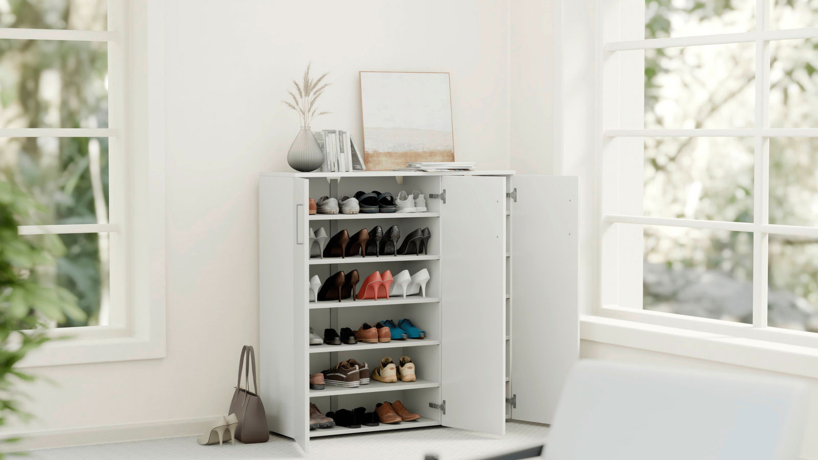 Weißer Schuhschrank mit offenen Türen, gefüllt mit verschiedenen Schuhen, in einem hellen Raum mit Fenstern und Dekorationen, seitliche Perspektive.