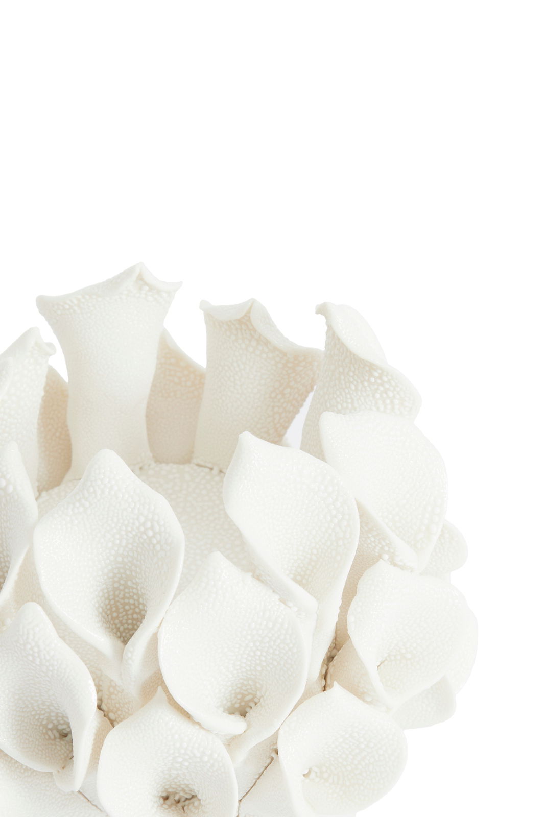 Nahaufnahme eines weißen Teelichthalters mit blütenähnlichen Strukturen, von oben betrachtet.