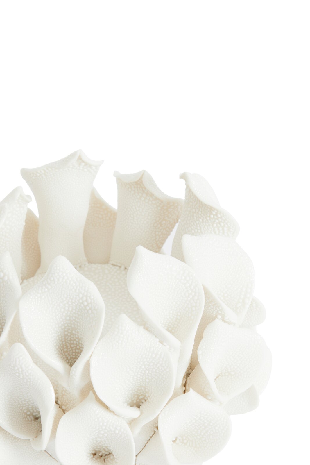 Close-up van een witte theelichthouder met bloemachtige structuren, gezien van bovenaf.