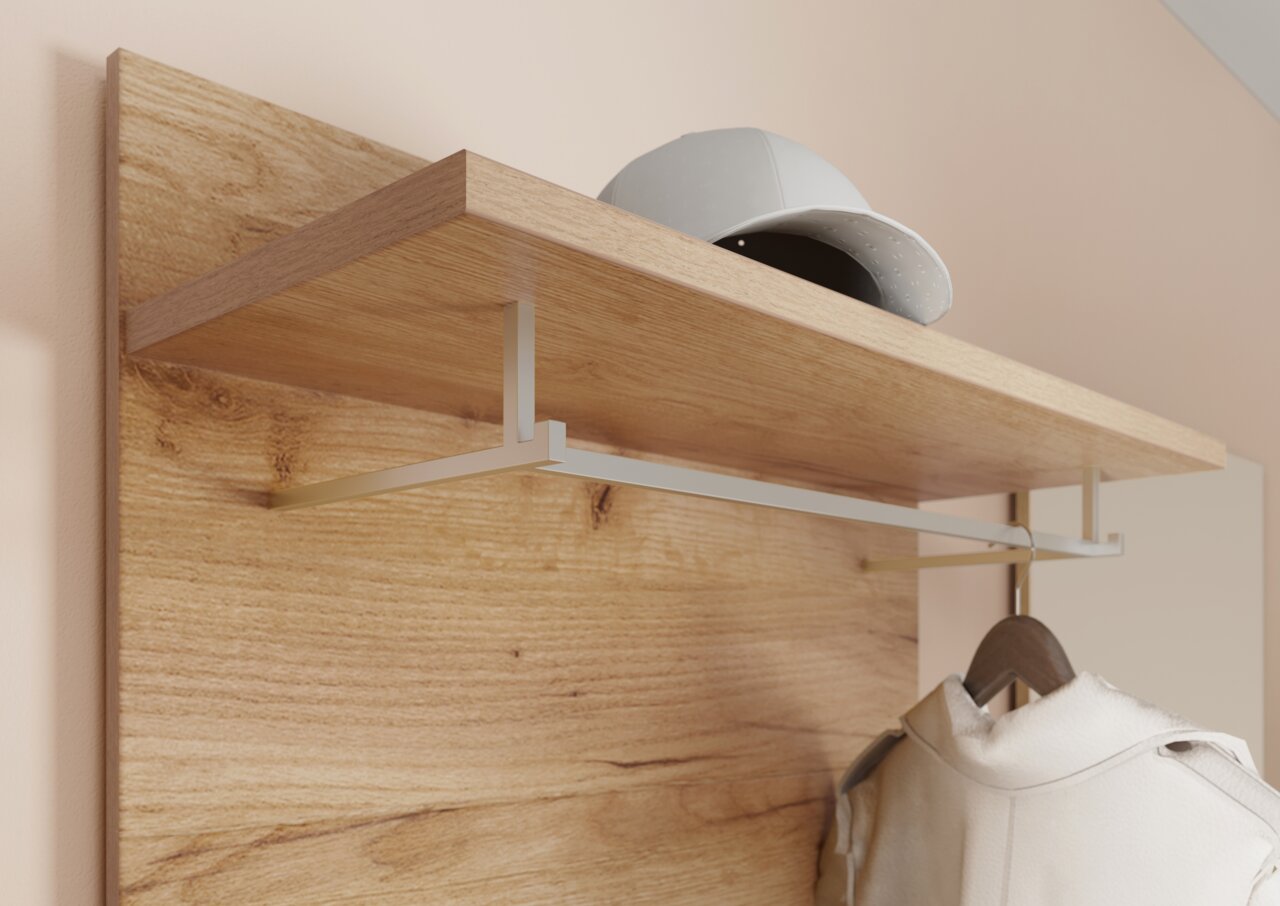 Nahaufnahme eines Garderobenpaneels aus Holz mit einer Ablage und einer Kleiderstange. Auf der Ablage liegt eine Kappe, und an der Stange hängt ein Mantel. Perspektive von schräg unten.