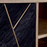 Nahaufnahme eines TV-Lowboards mit schwarzer Steinoptik und goldenen Zierleisten, seitliche Perspektive.