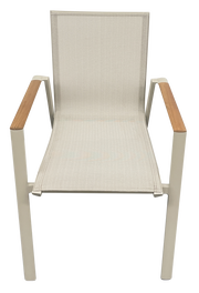 Moderner Stapelstuhl mit Metallrahmen und Holzarmlehnen, Vorderansicht