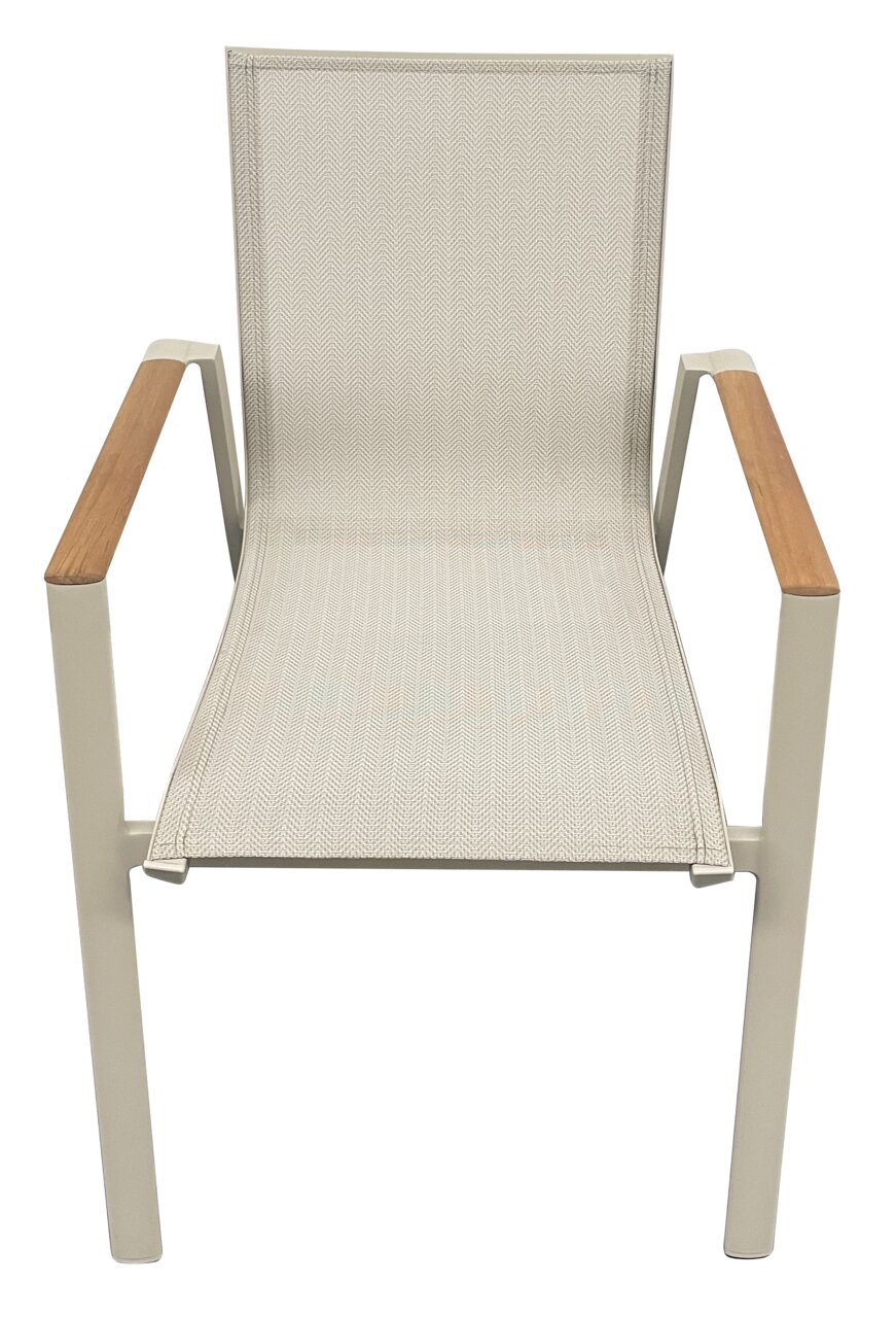 Moderner Stapelstuhl mit Metallrahmen und Holzarmlehnen, Vorderansicht