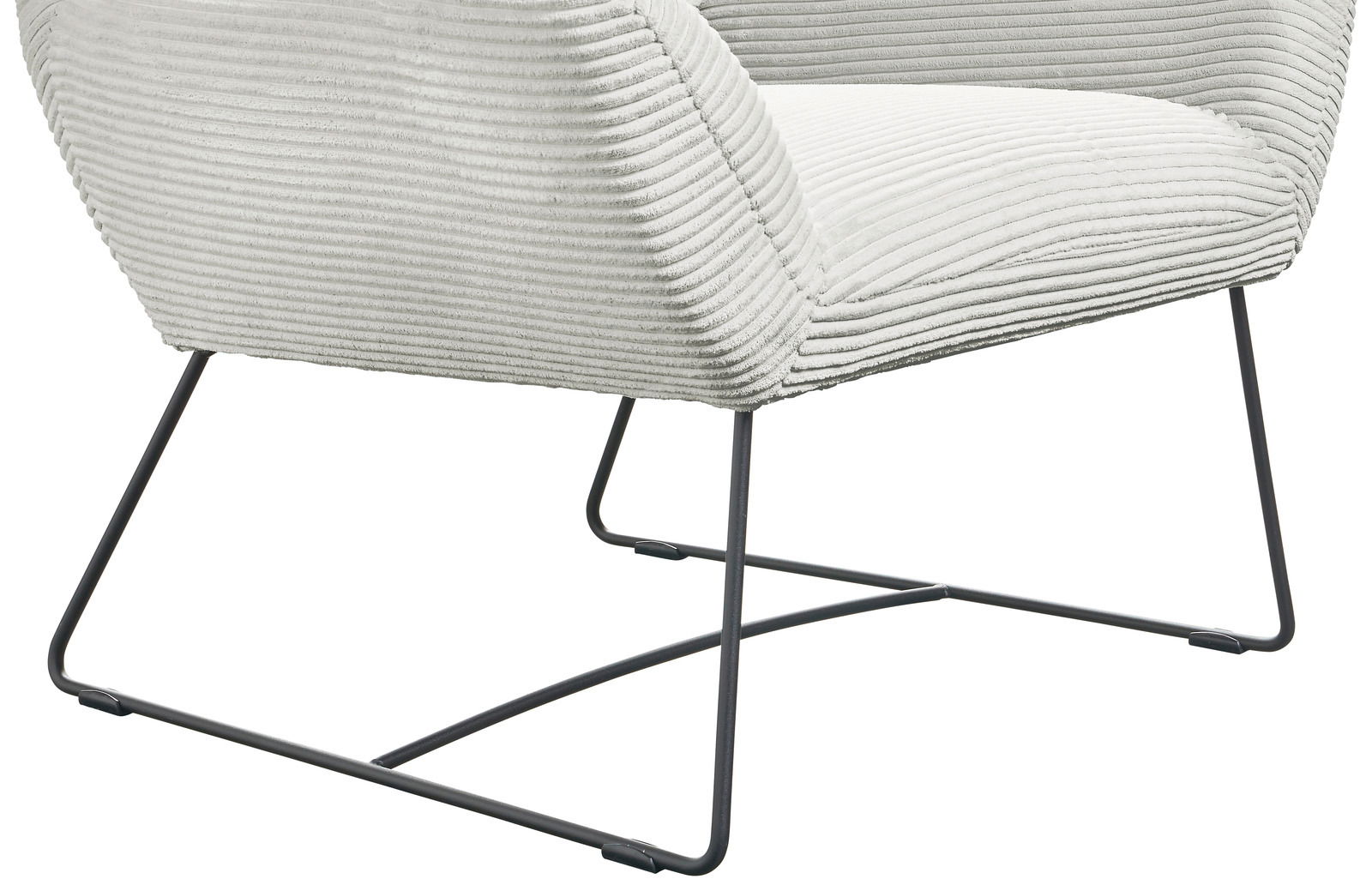 Nahaufnahme eines Sessels mit hellgrauem, geripptem Stoffbezug und schwarzem Metallgestell, seitliche Perspektive
