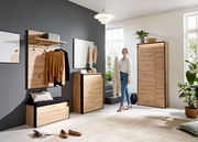 Moderne Garderobeneinrichtung mit Holzoptik, bestehend aus Garderobenpaneel, Bank, Kommode und Schrank, seitliche Perspektive