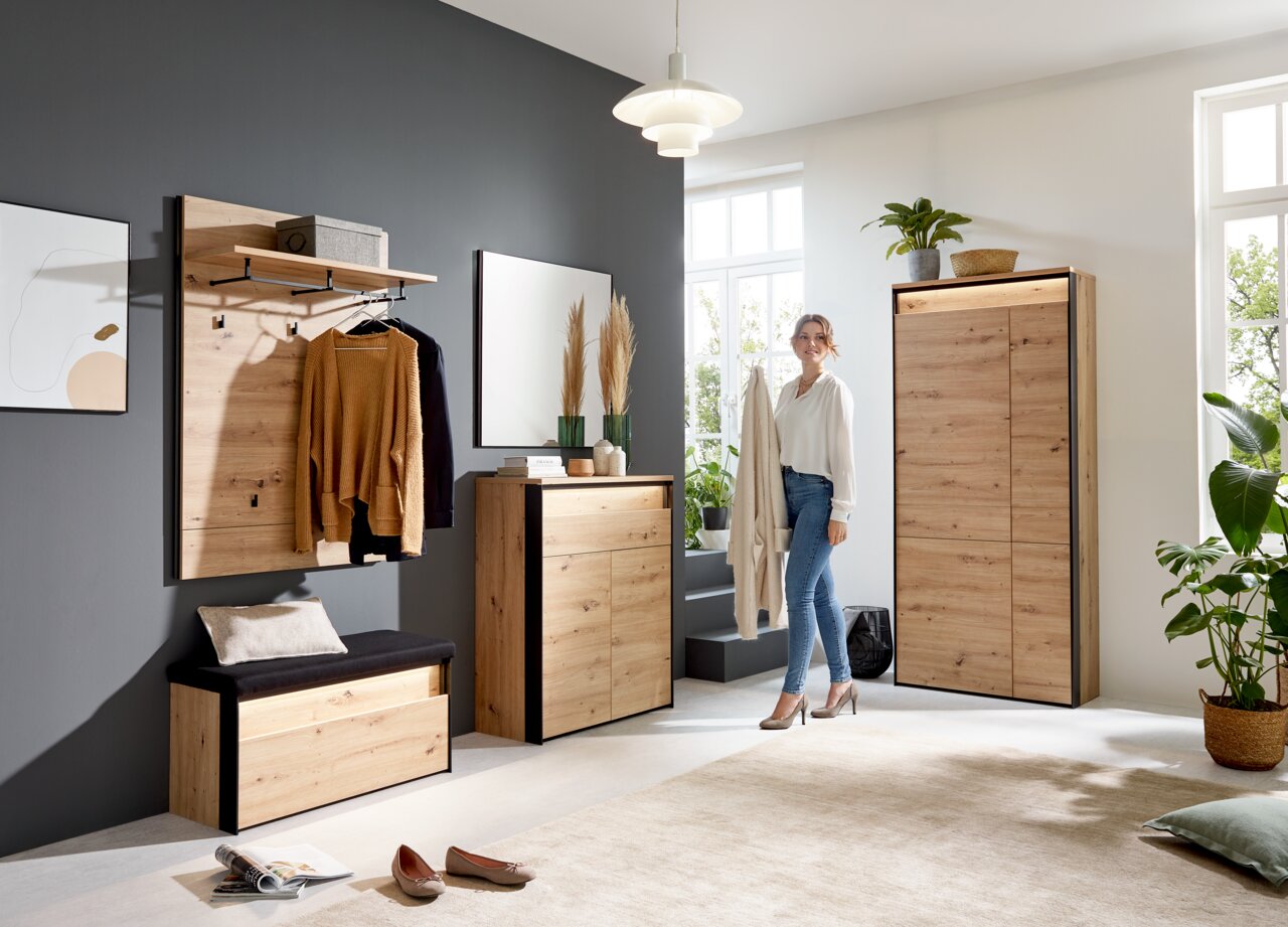 Voleo Garderobenbank Moderne Garderobeneinrichtung mit Holzoptik, bestehend aus Garderobenpaneel, Bank, Kommode und Schrank, seitliche Perspektive