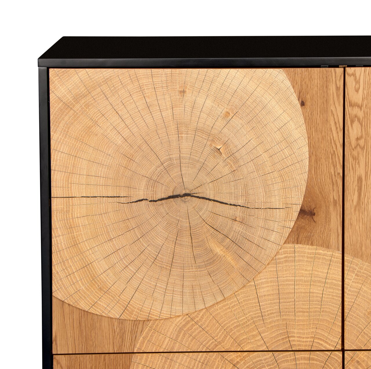 Detailopname van de voorkant van een houten kast/dressoir met een opvallend ontwerp dat lijkt op een dwarsdoorsnede van een boomstam en een zwart frame, perspectief: vooraanzicht