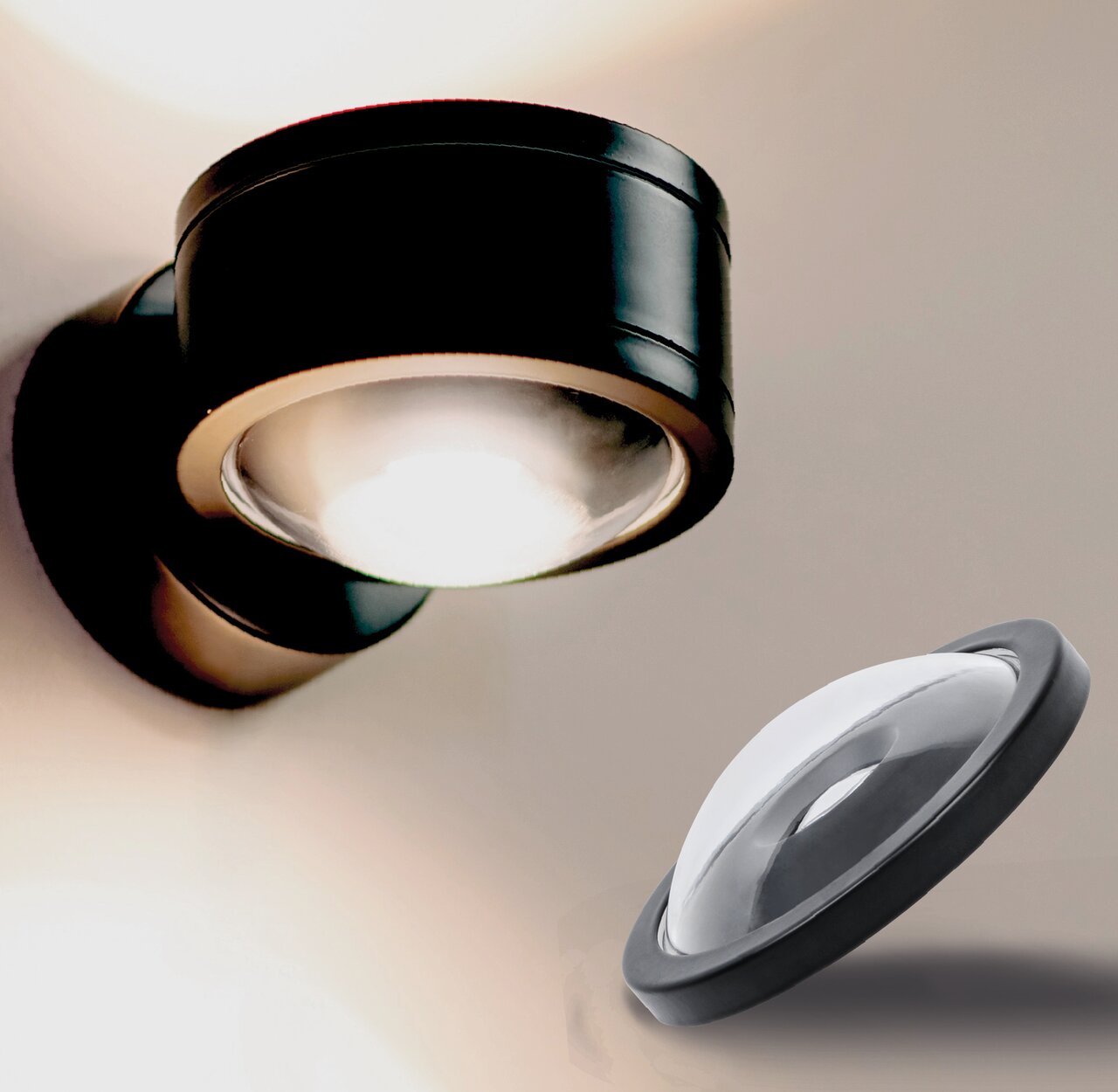 Moderne LED Wandleuchte in schwarzem Gehäuse, seitliche Perspektive