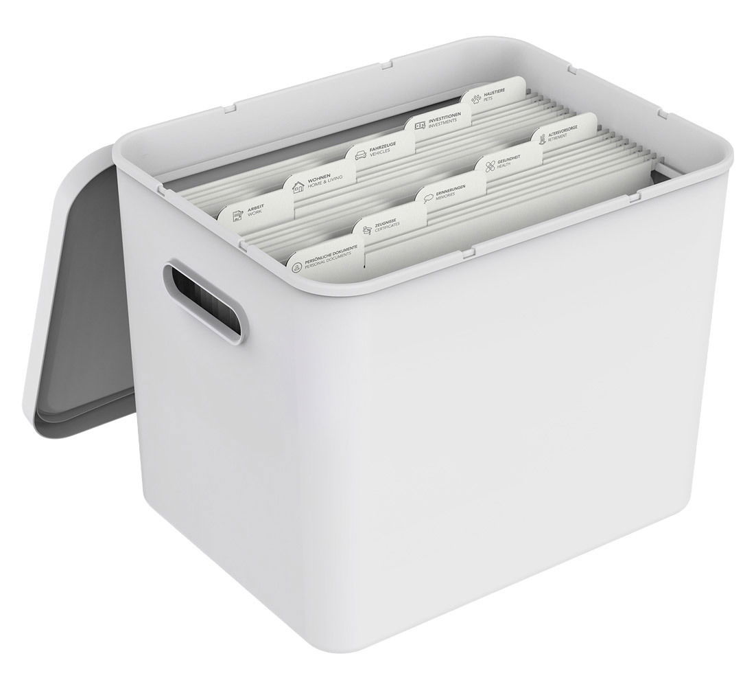 Weiße Archivbox mit geöffnetem Deckel, gefüllt mit sortierten Hängemappen, seitliche Perspektive