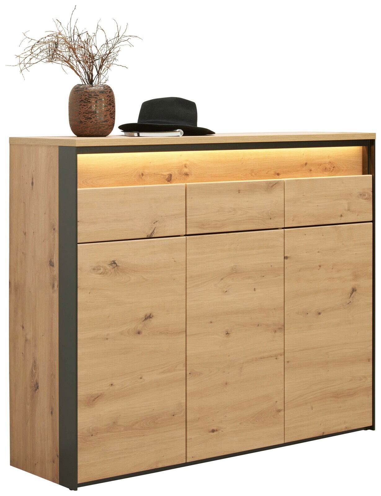 XL-Schuhschrank aus Holz mit drei Türen und Schubladen, dekoriert mit einem Hut und einer Vase, seitliche Perspektive