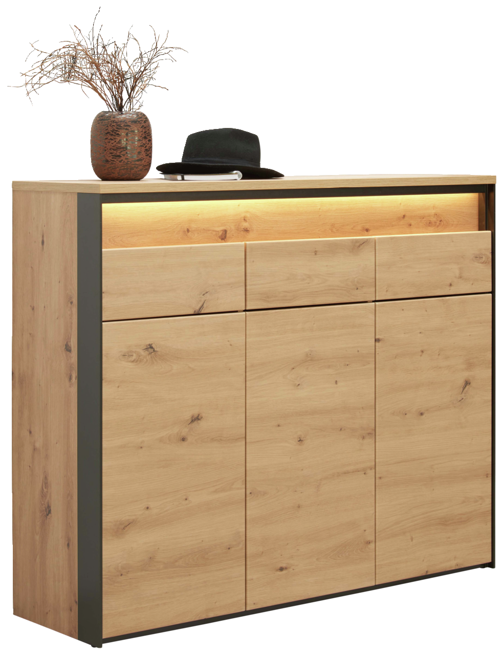 Voleo XL-Schuhschrank XL-Schuhschrank aus Holz mit drei Türen und Schubladen, dekoriert mit einem Hut und einer Vase, seitliche Perspektive