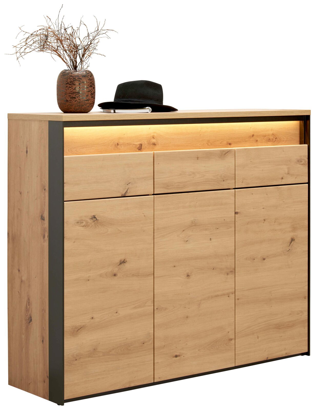 Voleo XL-Schuhschrank XL-Schuhschrank aus Holz mit drei Türen und Schubladen, dekoriert mit einem Hut und einer Vase, seitliche Perspektive