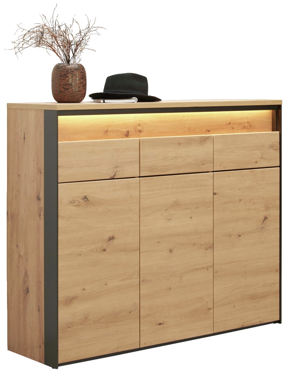 Voleo XL-Schuhschrank XL-Schuhschrank aus Holz mit drei Türen und Schubladen, dekoriert mit einem Hut und einer Vase, seitliche Perspektive