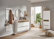 Moderner Eingangsbereich mit weißem Hängeschuhschrank, rundem Spiegel und Garderobenpaneel, seitliche Perspektive.