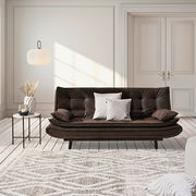 Braunes Funktionssofa in einem eleganten Wohnzimmer, frontal betrachtet, mit dekorativen Kissen und einem Beistelltisch.