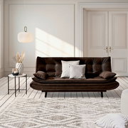 Bruine functionele bank in een elegante woonkamer, gezien vanaf de voorkant, met sierkussens en een bijzettafeltje.