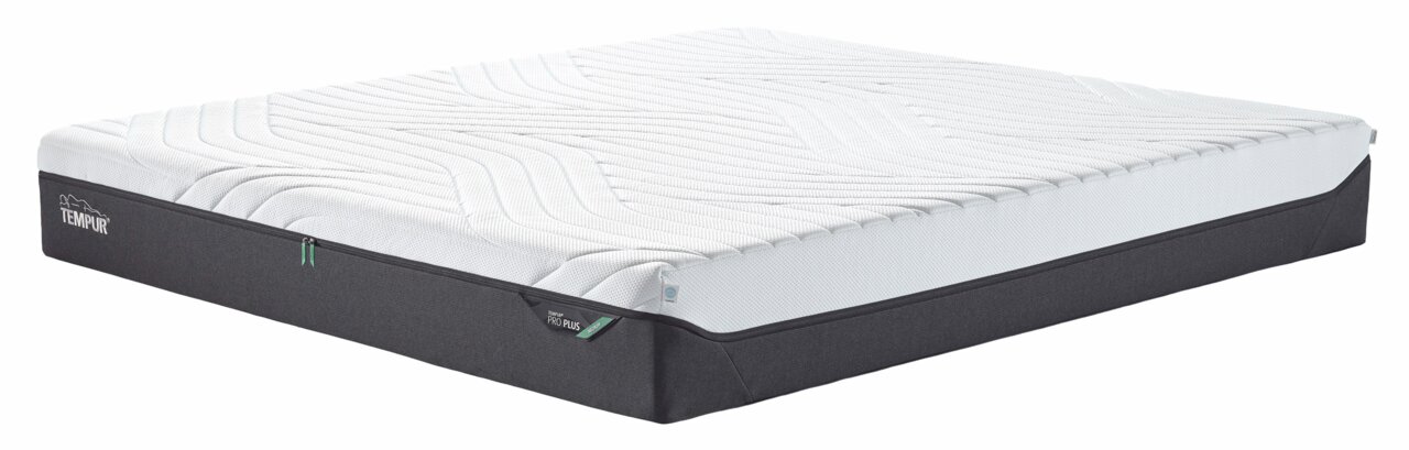Tempur Viscomatratze PRO PLUS COOLQUILT Viscomatratze 160x200 medium in seitlicher Perspektive, mit weißem Obermaterial und dunklem Unterteil.