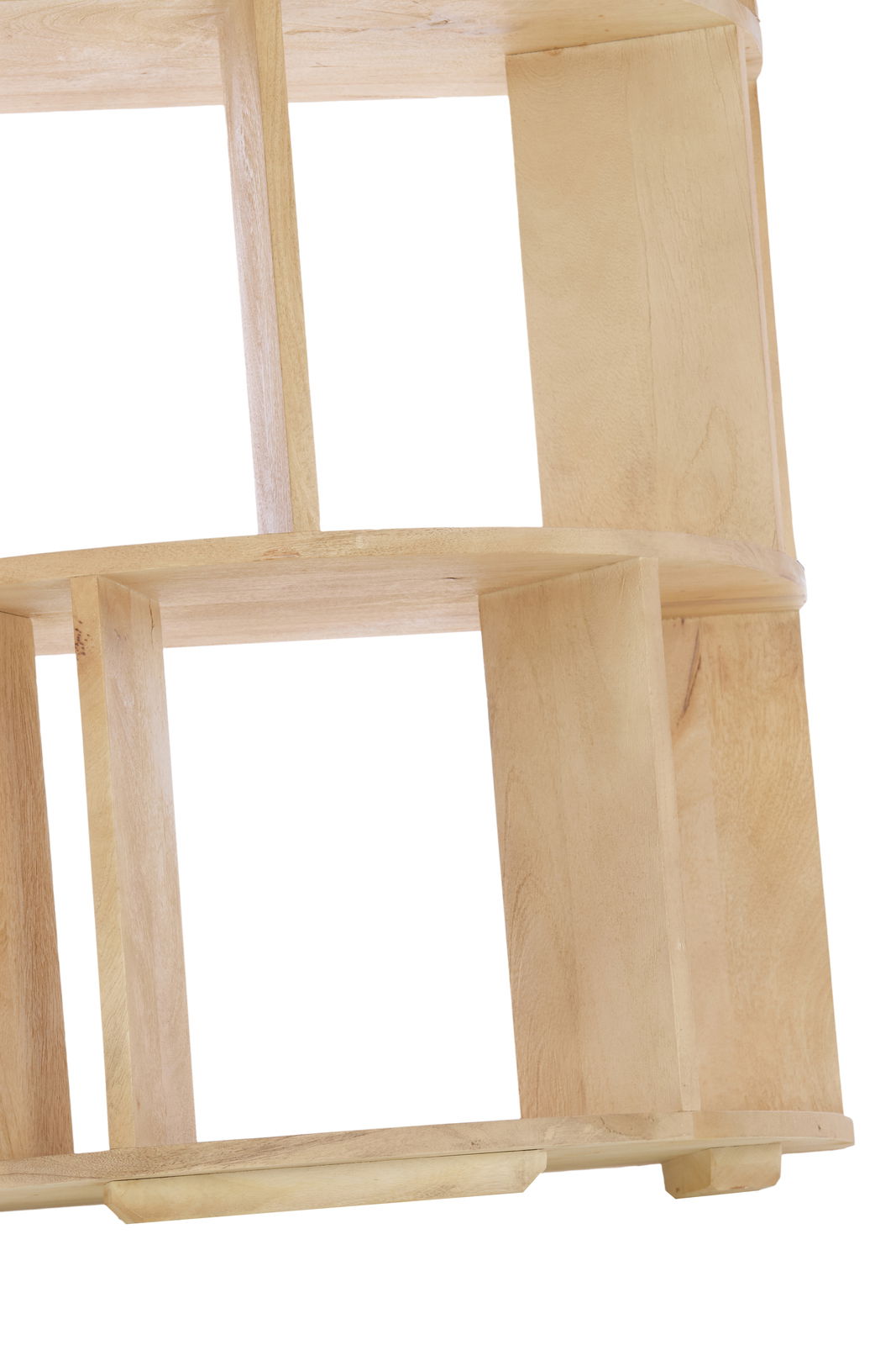 Nahaufnahme eines hölzernen Wandschranks mit mehreren Fächern, seitliche Perspektive