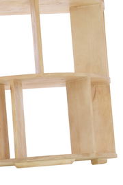 Nahaufnahme eines hölzernen Wandschranks mit mehreren Fächern, seitliche Perspektive