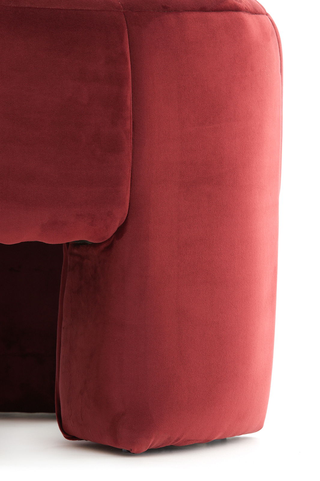 Nahaufnahme eines roten Sitzpuffs aus weichem Stoff, seitliche Perspektive