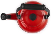 Roter Le Creuset Wasserkessel mit schwarzem Griff und Pfeife, Draufsicht von oben auf weißem Hintergrund