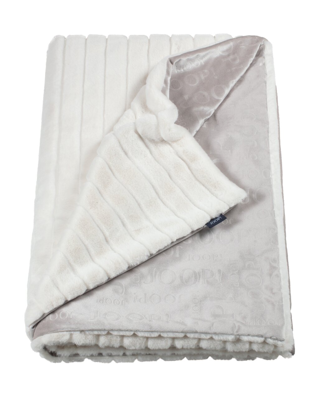 Luxuriöses Plaid in Creme und Grau mit weicher, gestreifter Oberfläche und dezentem Logo-Muster, aus der Vogelperspektive fotografiert.